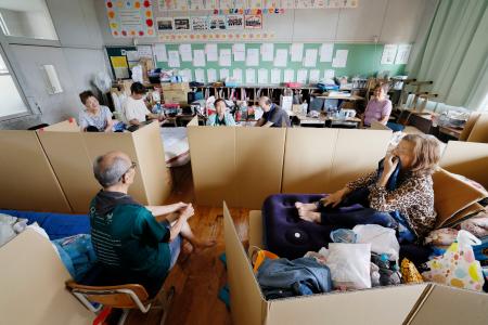 熊本県氷川町の避難所となった小学校の教室で過ごす被災者ら＝３日午後