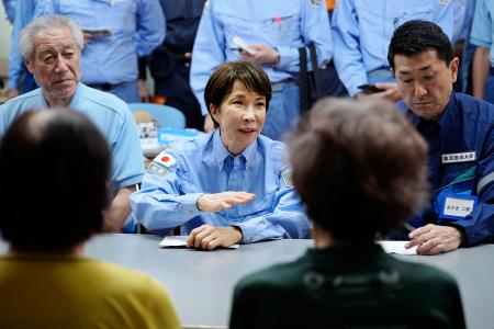 熊本県氷川町の避難所を訪れ、避難者と面会する高市首相（中央）＝３日午後（代表撮影）