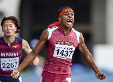 男子２００メートル決勝　ゴールする保土ケ谷・塚本蘭天生＝平和堂ＨＡＴＯスタジアム
