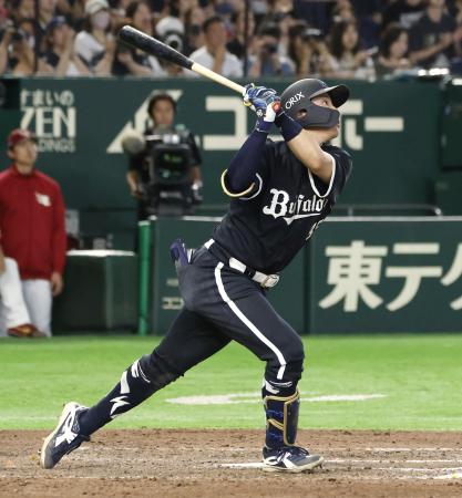９回オリックス１死一、二塁、来田が右中間にサヨナラ３ランを放つ＝東京ドーム