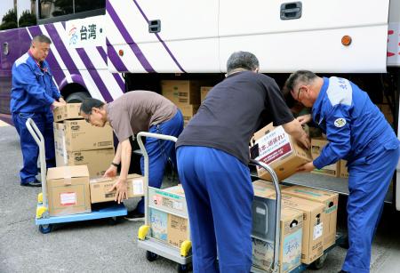 台湾南部の高雄市から提供された支援物資の荷降ろし作業＝３日、熊本県八代市