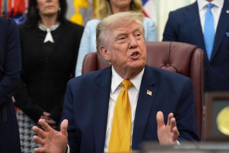 米ホワイトハウスで話すトランプ大統領＝３日、ワシントン（ＡＰ＝共同）