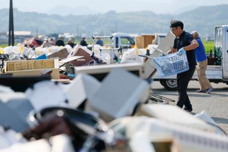 熊本県氷川町の仮置き場に持ち込まれた災害ごみ＝４日午前