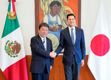 訪問先のメキシコでベラスコ外相（右）と握手する茂木外相＝３日（外務省提供）