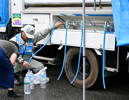 熊本県八代市の避難所での給水作業＝４日午前
