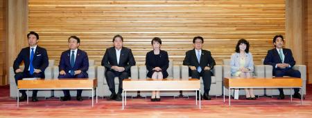 閣議に臨む高市首相（中央）ら＝４日午前、首相官邸