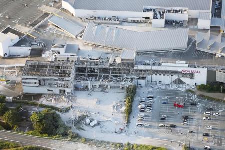 爆発で外壁などが大きく崩れたイオンモール熊本＝７月２８日午後６時３８分、熊本県嘉島町（共同通信社ヘリから）