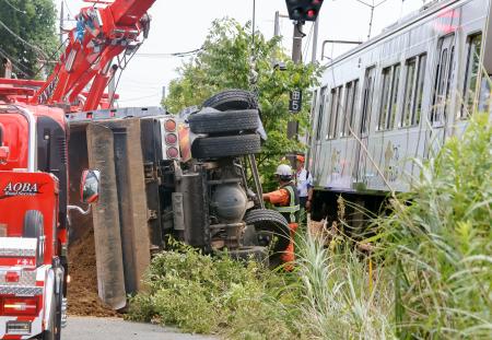 東急電鉄こどもの国線の電車と衝突し横転したトラック＝４日午後１時２０分ごろ、横浜市青葉区
