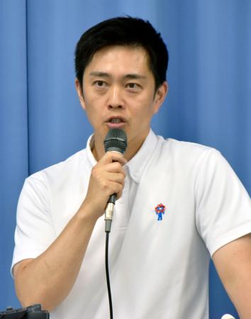 記者団の取材に応じる日本維新の会の吉村代表＝４日午後、大阪府庁
