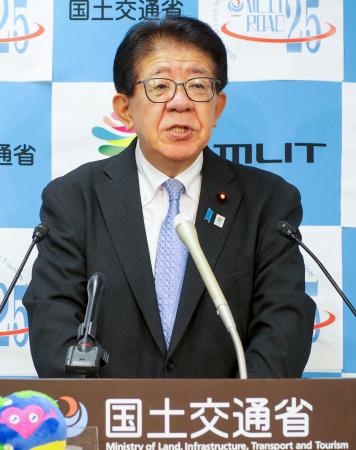 記者会見する金子国交相＝４日、国交省