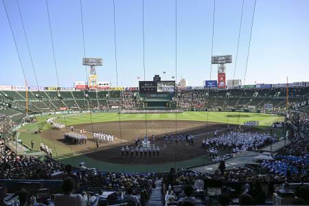 ２０２５年８月５日、甲子園球場で行われた第１０７回全国高校野球選手権大会の開会式＝兵庫県西宮市