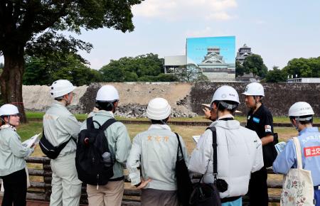熊本城を視察する文化庁の文化財鑑査官ら＝３日、熊本市