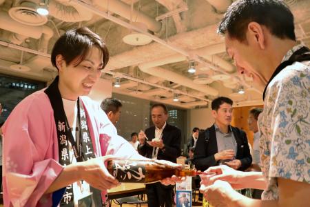 交流イベント「出張！居酒屋上越」で新潟県上越市の地場産品を楽しむ参加者＝４日午後、東京・丸の内