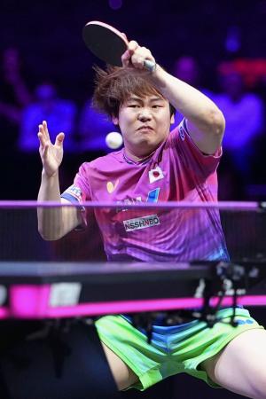 男子シングルス１回戦でプレーする松島輝空＝横浜ＢＵＮＴＡＩ
