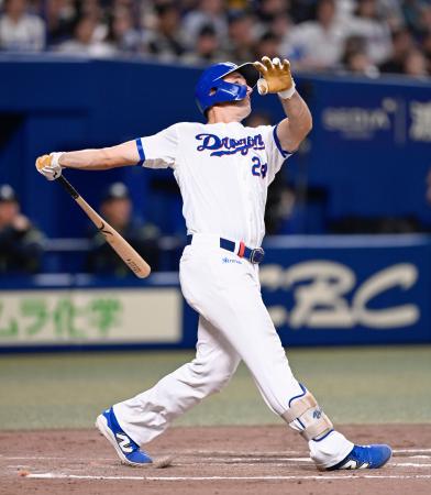 ９回中日無死、ボスラーが右越えにこの試合２本目となる同点ソロを放つ＝バンテリンドーム