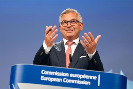 ＥＵ本部で記者会見する内務・移住問題担当のブルンナー欧州委員＝４日、ブリュッセル（ＡＰ＝共同）