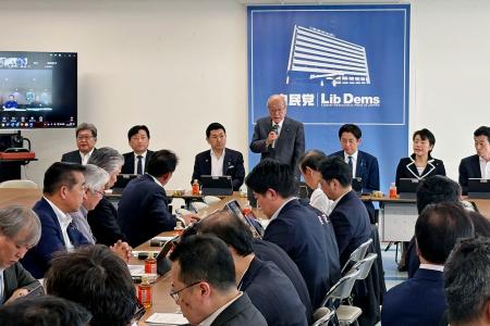 自民党の熊本地震対策本部であいさつする鈴木幹事長（奥中央）＝５日午前、東京・永田町の党本部