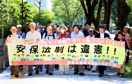 名古屋高裁へ向かう安保法違憲訴訟の原告ら＝５日午前、名古屋市
