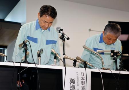 熊本地震による事故を巡り、記者会見で謝罪する日本製紙の瀬辺明社長(左)ら=5日午後、熊本県八代市