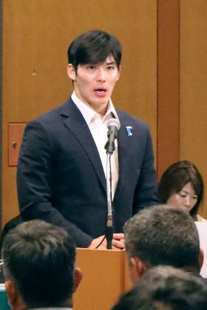 北陸新幹線沿線の１０都府県でつくる建設促進同盟会の定期大会で、あいさつする福井県の石田嵩人知事＝５日午前、東京都千代田区