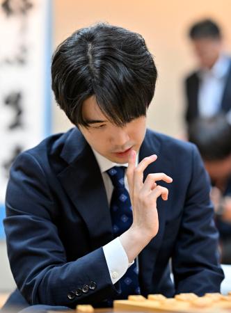 　将棋の第７４期王座戦挑戦者決定戦で、広瀬章人九段に敗れた藤井聡太六冠＝５日夜、東京都渋谷区の将棋会館