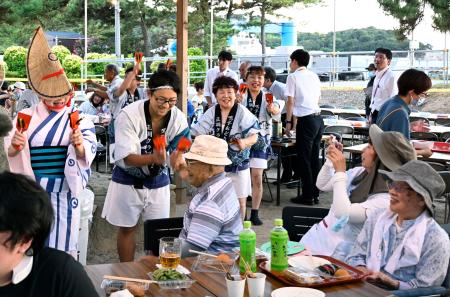 　国立ハンセン病療養所「大島青松園」で開かれた夏祭り＝５日午後、高松市