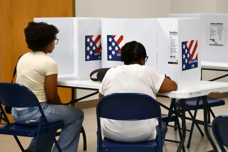 １１月の中間選挙に向けた予備選で投票する人たち＝４日、米ミズーリ州セントルイス（共同）