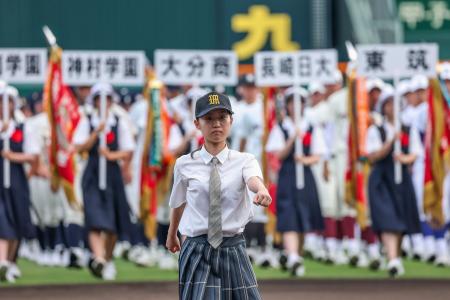 開会式の入場行進で先導役を務める三田の野球部マネジャーの山田優菜さん=5日、甲子園球場(代表撮影)