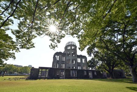 原爆投下から８１年の「原爆の日」を迎える原爆ドーム＝５日午後、広島市中区