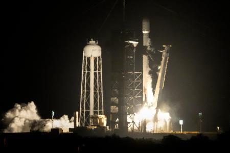２０２５年１月、米フロリダ州のケネディ宇宙センターから打ち上げられたスペースＸのロケット（ＡＰ＝共同）