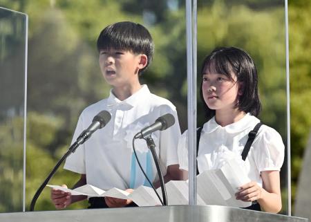 平和記念式典で「平和への誓い」を読み上げる、子ども代表の河野和希さん（左）と柿崎由宇さん＝６日午前８時３０分、広島市中区