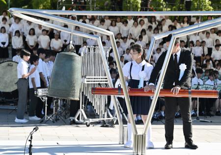 　平和記念式典で「平和の鐘」を鳴らす吉田祈璃さんら＝６日午前８時１５分、広島市中区