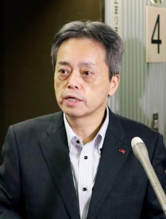 金子国交相との面会後、記者団の取材に応じるＪＲ九州の古宮洋二社長＝６日午前、国交省