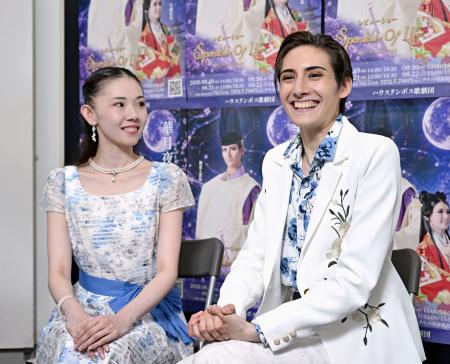 インタビューに答える、ハウステンボス歌劇団の海夏人蒼馬(右)と月瀬彩花