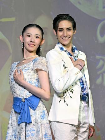 ハウステンボス歌劇団の海夏人蒼馬(右)と月瀬彩花=大阪市中央区