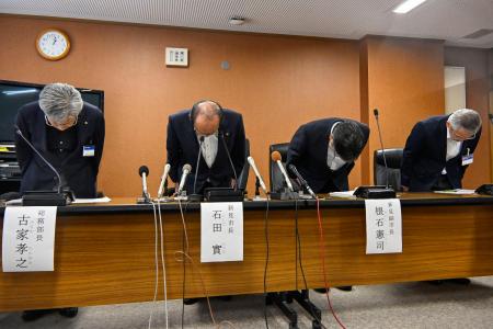 記者会見で謝罪する岡山県新見市の石田実市長(中央左)ら=6日午後、新見市役所
