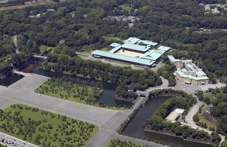 皇居・宮殿と宮内庁(右)=2025年7月、東京都千代田区(共同通信社ヘリから)