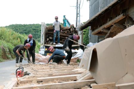　熊本県氷川町で、倒壊家屋のがれきを片付けるボランティア＝６日午後