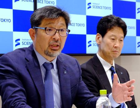 初の心臓移植について記者会見する東京科学大病院移植医療部の藤田知之部長（左）＝６日午後、東京都文京区