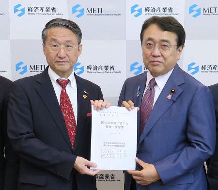 　平井伸治鳥取県知事（左）から要望書を受け取る赤沢経産相＝６日午前、経産省