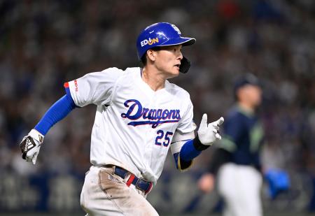 ８回、２点二塁打を放ち一塁に向かう中日・石川昂＝バンテリンドーム