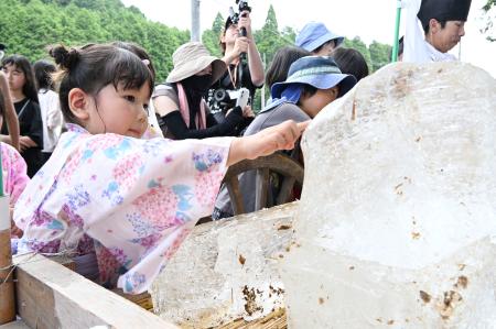 　氷室神社の神事で取り出された氷＝７月、奈良県天理市