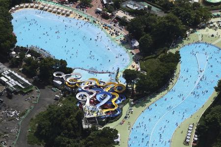 西武園ゆうえんちのプール＝埼玉県所沢市（共同通信社ヘリから）