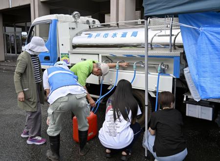熊本県八代市の避難所で給水を受ける被災者ら＝４日