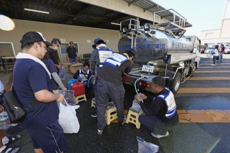 　熊本県宇城市役所の給水作業＝１日
