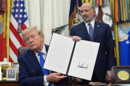 　追加関税などを課す布告に署名したトランプ大統領＝６日、ワシントン（ＡＰ＝共同）