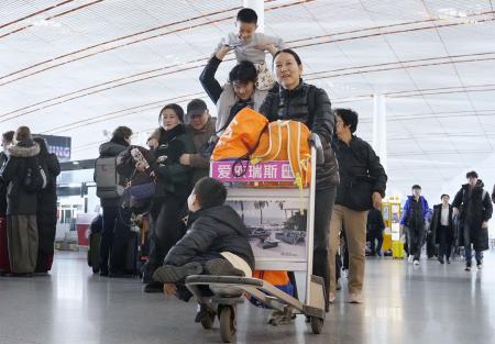 北京首都国際空港を行き交う人たち＝２月（共同）