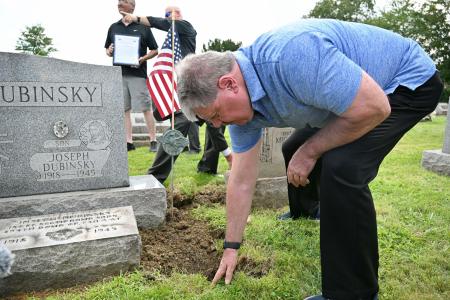 Ｂ２４米爆撃機「タロア号」の破片を埋葬するロバート・タタロビッチさん＝６日、米ピッツバーグ近郊（共同）