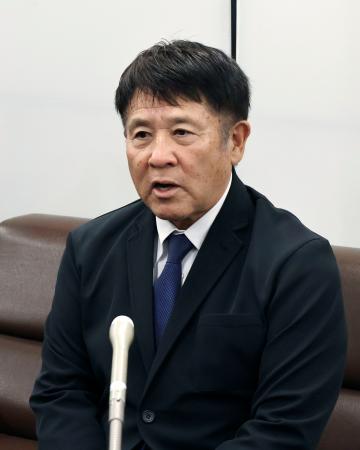 記者会見する広陵高野球部の中井哲之元監督＝７日午前、広島市
