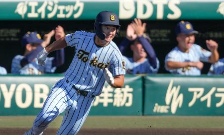東海大甲府―鶴岡東　１回裏東海大甲府１死三塁、先制二塁打で一塁を回る田中三と、盛り上がる東海大甲府ベンチ＝甲子園